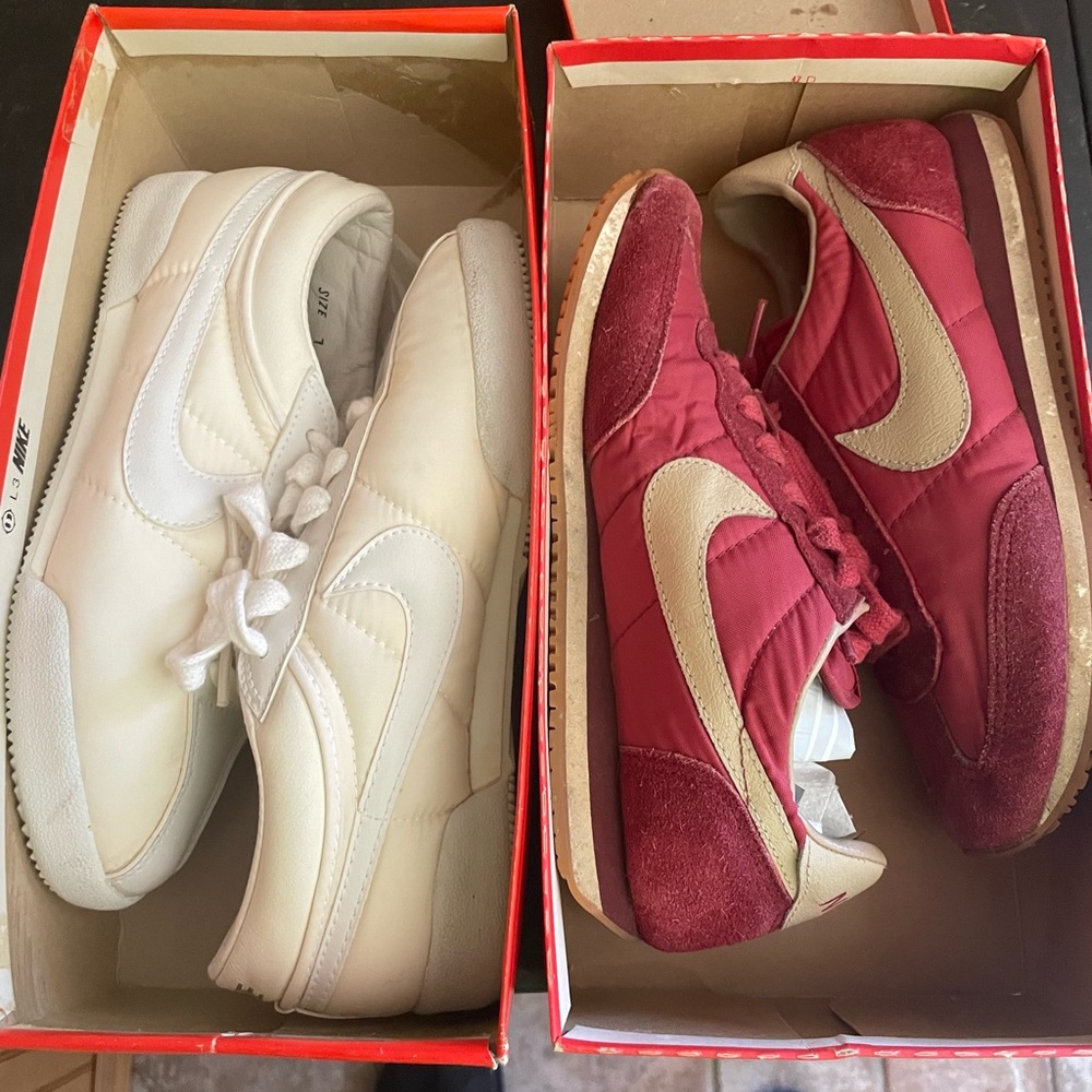 Womens size 7 Nikes Vintage Pre 1995